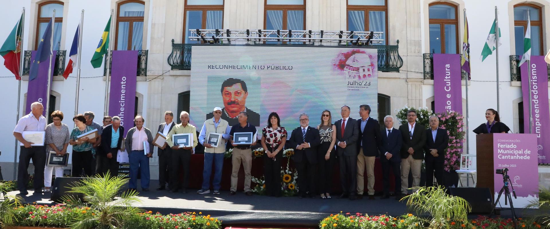 Câmara Municipal distinguiu com “Medalha de Dedicação” funcionários com 25 anos de serviço