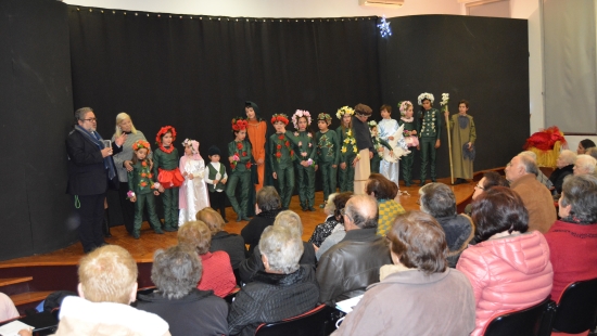 Grupo de Teatro Infantojuvenil da Biblioteca Municipal apresentou “A noite em que o deserto floriu”