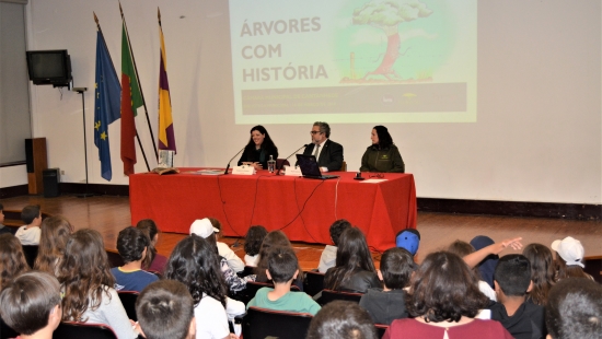 “Beatriz, a árvore feliz” apresentado na Biblioteca Municipal