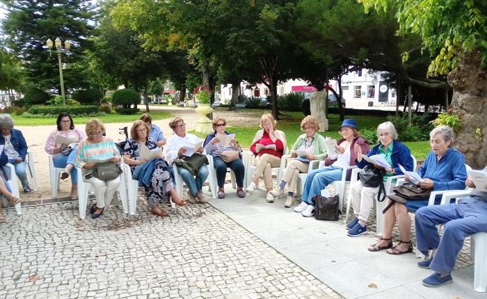 Biblioteca Municipal promove sessão de leitura de textos no jardim
