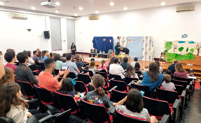 Biblioteca Municipal realizou sessão de leitura dramatizada e momento musical, para pais e filhos