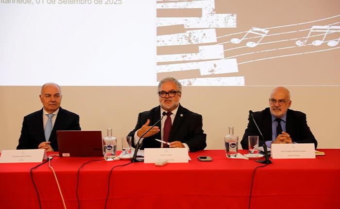 Francisco Relva Pereira apresentou livro sobre a importância da música na sociedade