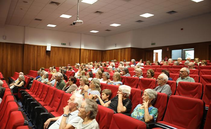 Atividades para seniores e cuidadores informais inclui visitas, workshops e caminhada